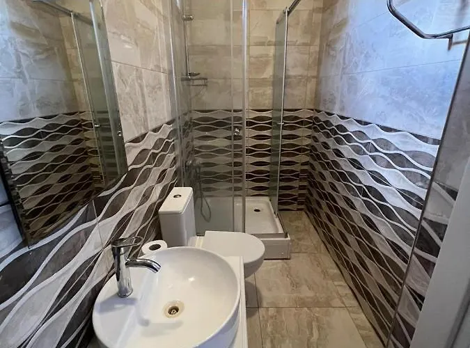 Nagas & Restaurant At Historical Part Of Нікосія