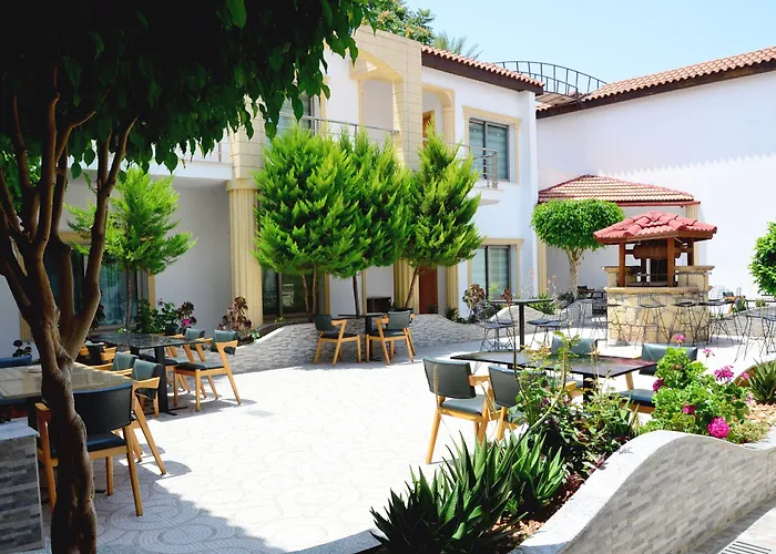 Nagas & Restaurant At Historical Part Of Нікосія